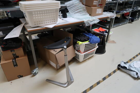 Ergonomisk kontorstol, pakkebord uden indhold samt elefantfod