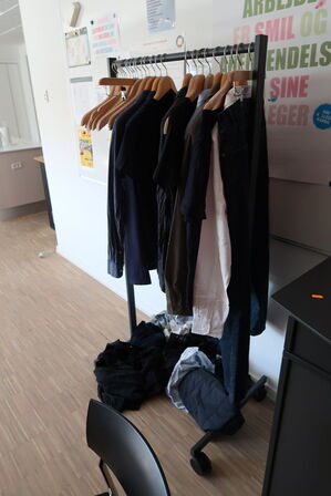 Disk, tøjstativ uden indhold samt whiteboard