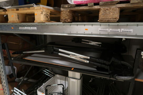 Hæve/sænke bord samt div. Tøjstativer