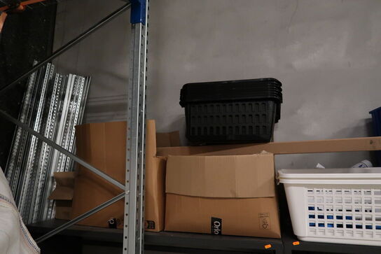 2 stk. reoler med indhold