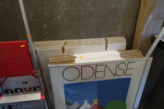 Plakat samt div. Papkasser