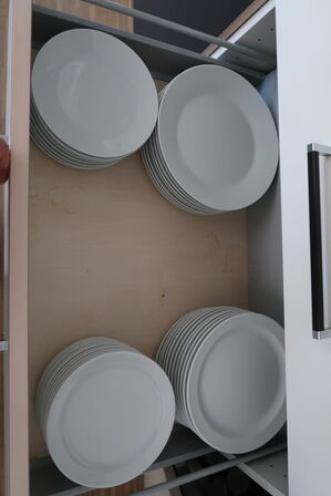 Div. service i køkken. Glas, bestik, kaffekander, vinglas m.m.