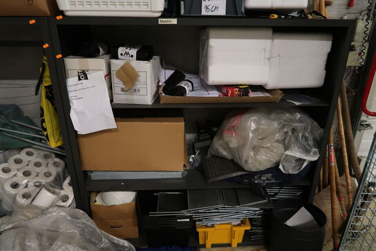 2 stk. reoler med indhold