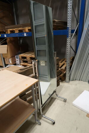 Bord på hjul samt spejl på hjul