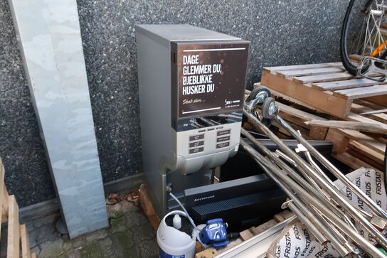 Div. paller, reol, cykel, kaffemaskine JDE samt dele til tøjstativer (alt skal medtages fra beskrivelsen)(pallereoler medfølger ikke)