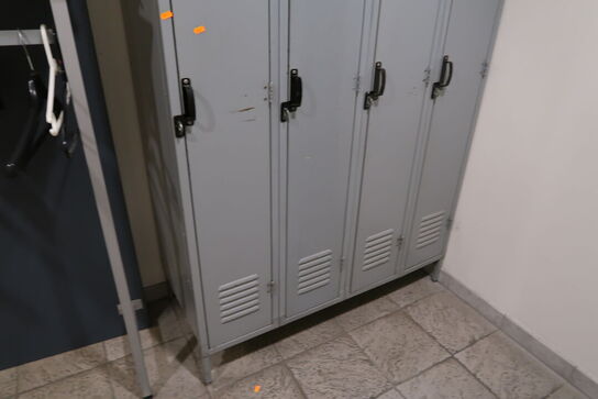 Omklædningsskabe samt tøjstativ