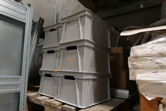 Palle med plastikkasser