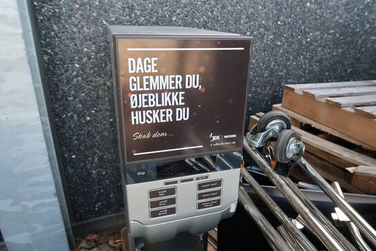 Div. paller, reol, cykel, kaffemaskine JDE samt dele til tøjstativer (alt skal medtages fra beskrivelsen)(pallereoler medfølger ikke)