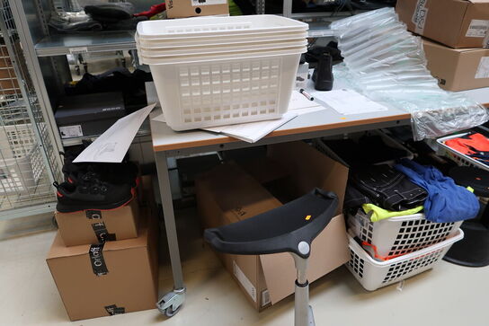 Ergonomisk kontorstol, pakkebord uden indhold samt elefantfod