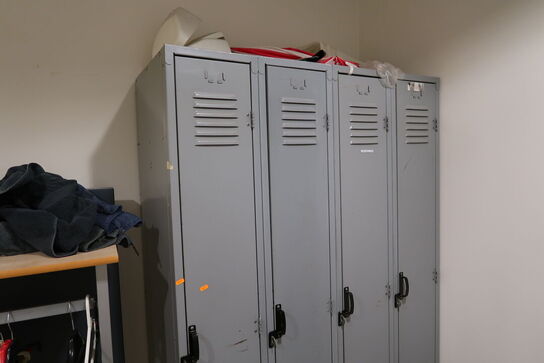 Omklædningsskabe samt tøjstativ