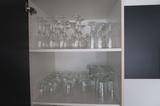 Div. service i køkken. Glas, bestik, kaffekander, vinglas m.m.