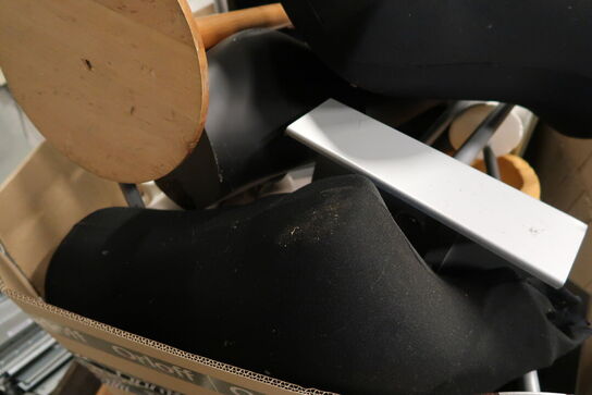 2 stk. paller med div. Giner