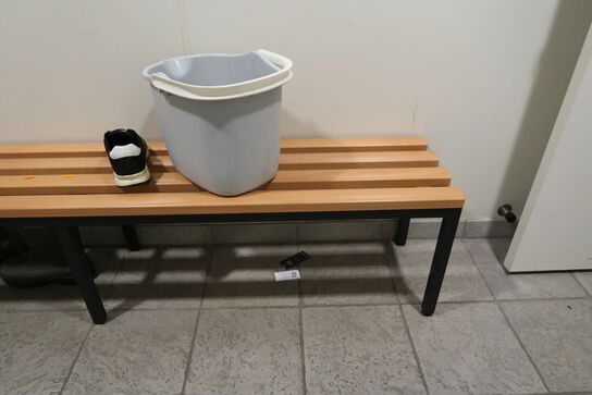 Omklædningsskabe samt bænk