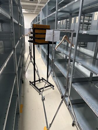 Div. Tøjstativer, 2 stk. computerskærme HP, udstillingsstativer m.m.