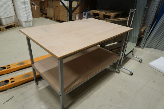 Bord på hjul samt spejl på hjul