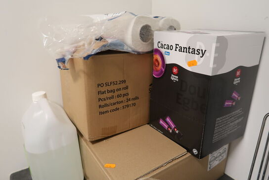 Ovn, mikrobølgeovn samt div. indhold i skabe m.m.