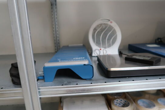 Div. Pakkeudstyr, såsom tape, vægt, 2 stk. skæremaskiner m.m.