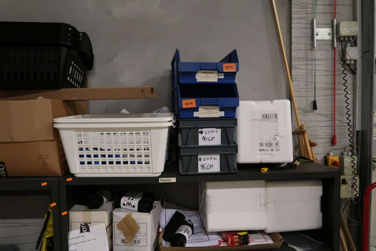 2 stk. reoler med indhold