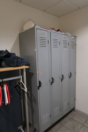 Omklædningsskabe samt tøjstativ