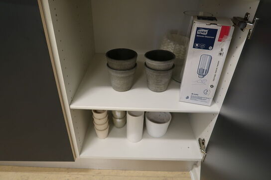 Ovn, mikrobølgeovn samt div. indhold i skabe m.m.