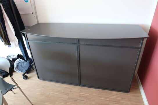 Disk, tøjstativ uden indhold samt whiteboard