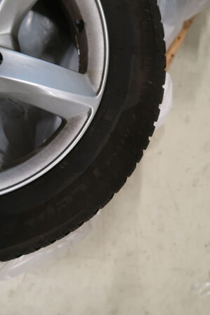 Palle med 4 stk. alufælge med dæk HANKOOK 215/60R16 99H
