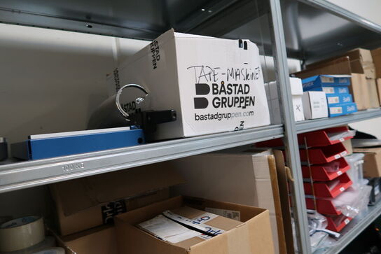 Div. Pakkeudstyr, såsom tape, vægt, 2 stk. skæremaskiner m.m.