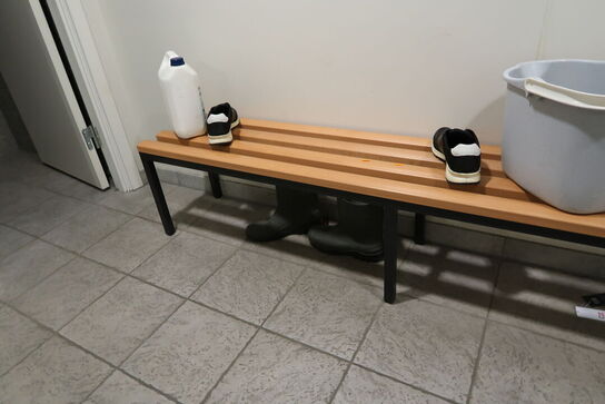 Omklædningsskabe samt bænk