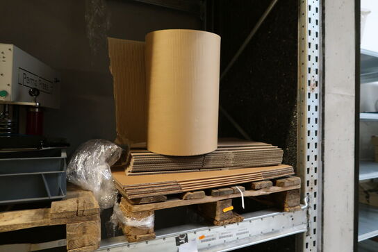 Palle med papkasser m.m.