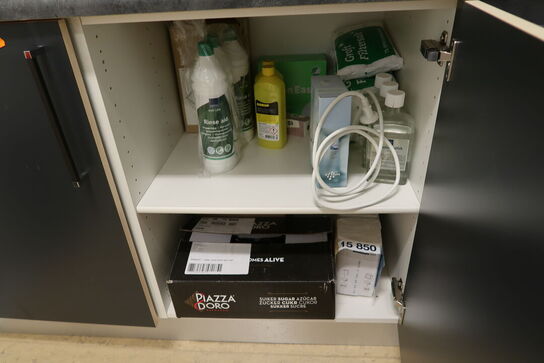 Ovn, mikrobølgeovn samt div. indhold i skabe m.m.