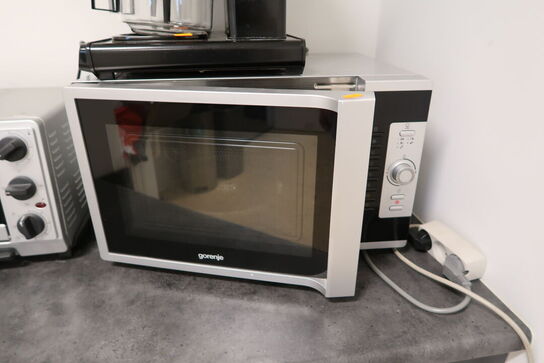 Ovn, mikrobølgeovn samt div. indhold i skabe m.m.