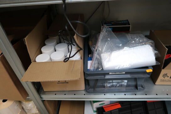 Div. Pakkeudstyr, såsom tape, vægt, 2 stk. skæremaskiner m.m.