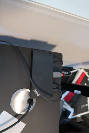 2 stk. computerskærme SAMSUNG S24E450, tastatur, mus dockingstation LENOVO