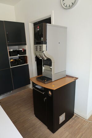 Kaffemaskine DOUWE EGBERTS med bord