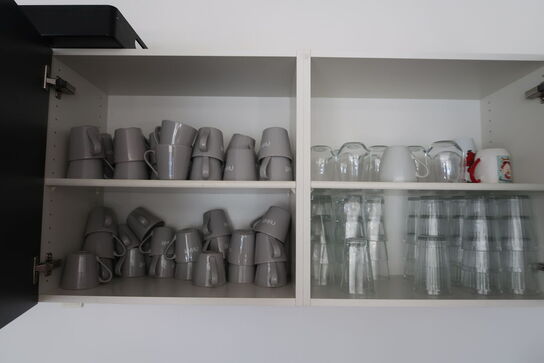 Div. service i køkken. Glas, bestik, kaffekander, vinglas m.m.