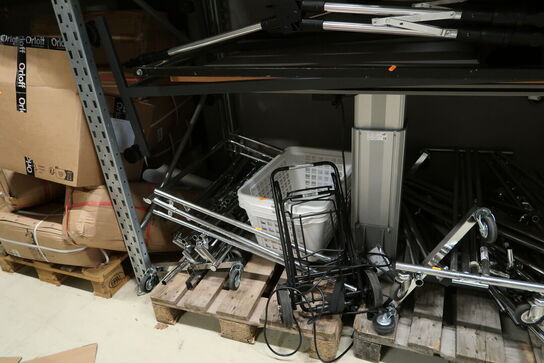 Hæve/sænke bord samt div. Tøjstativer