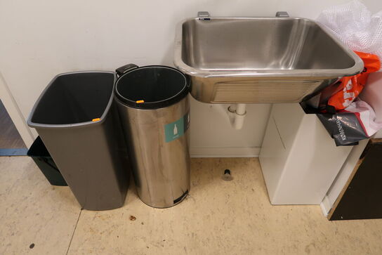 Ovn, mikrobølgeovn samt div. indhold i skabe m.m.