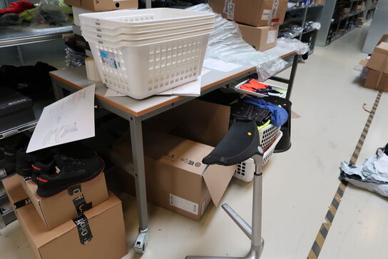 Ergonomisk kontorstol, pakkebord uden indhold samt elefantfod