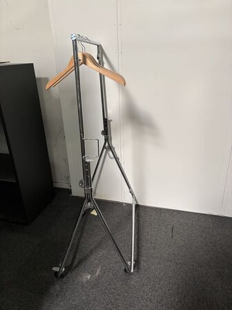 Div. Tøjstativer, 2 stk. computerskærme HP, udstillingsstativer m.m.