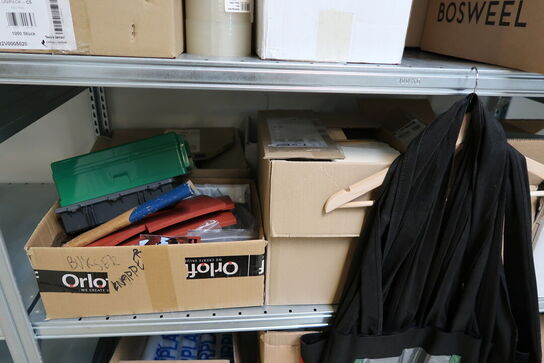 Div. Pakkeudstyr, såsom tape, vægt, 2 stk. skæremaskiner m.m.