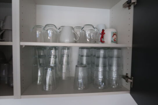 Div. service i køkken. Glas, bestik, kaffekander, vinglas m.m.