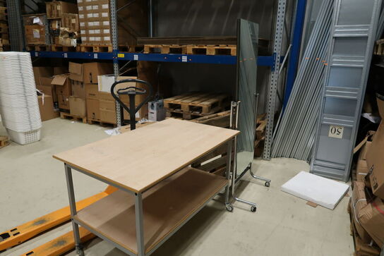 Bord på hjul samt spejl på hjul