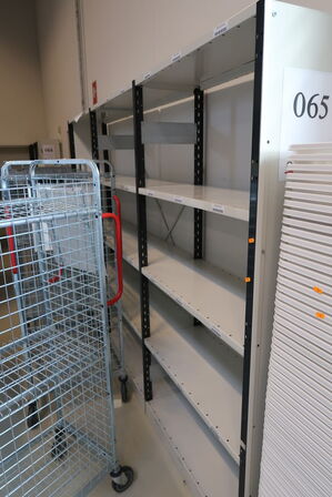 3 stk. lagerreoler samt vasketøjskurve