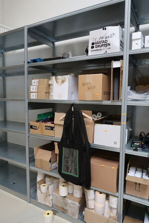 Div. Pakkeudstyr, såsom tape, vægt, 2 stk. skæremaskiner m.m.