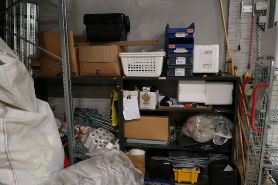 2 stk. reoler med indhold