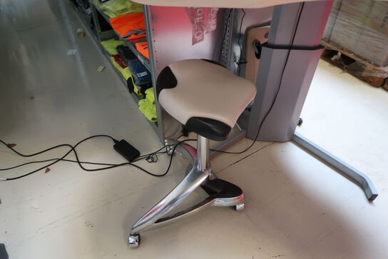 Hæve/sænke skrivebord med kontorstol