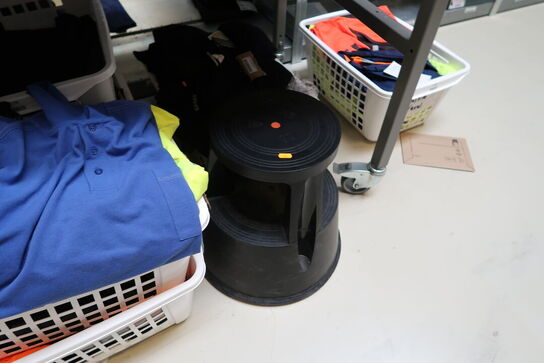 Ergonomisk kontorstol, pakkebord uden indhold samt elefantfod