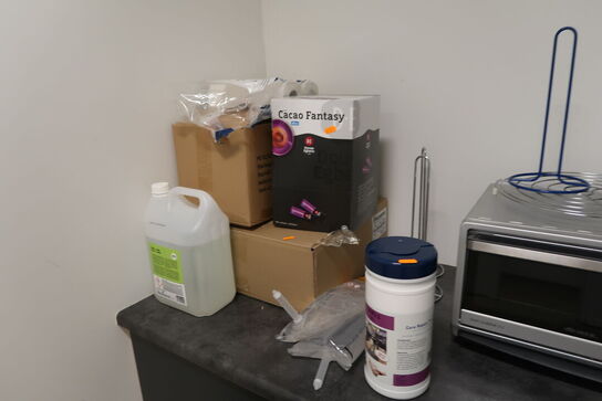 Ovn, mikrobølgeovn samt div. indhold i skabe m.m.