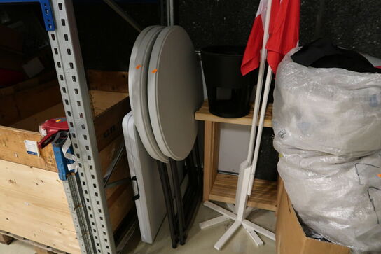 2 stk. barborde, foldebord, div. Bukke, flag m.m.