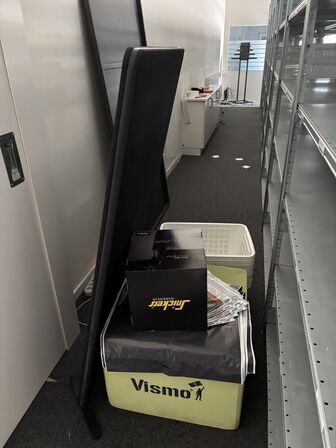 Div. Tøjstativer, 2 stk. computerskærme HP, udstillingsstativer m.m.